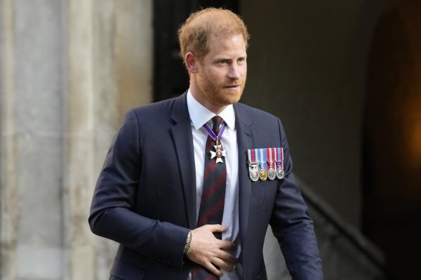 哈里王子表示，他对英国小报的讨伐导致了王室的裂痕